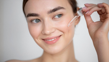 mujer aplicando serum